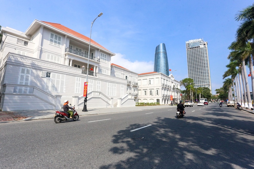 Tòa nhà Đốc lý 120 tuổi ở Đà Nẵng chưa tu bổ xong đã thành điểm check-in mới - Ảnh 1.