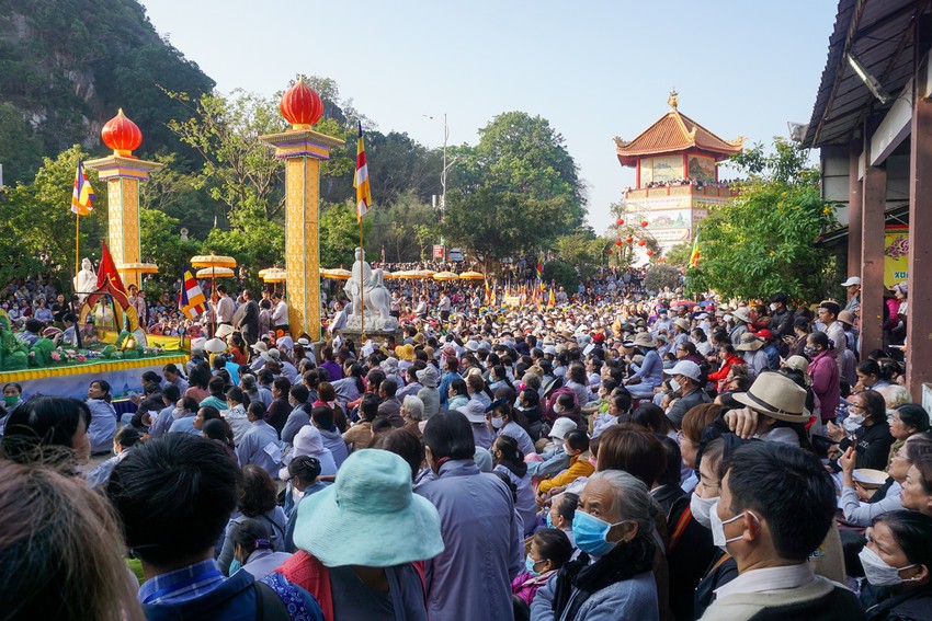 H&agrave;ng vạn người chen ch&acirc;n dự Lễ hội Qu&aacute;n Thế &acirc;m lớn nhất từ trước đến nay tại Đ&agrave; Nẵng - Ảnh 3.