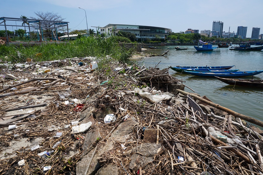Bờ sông Hàn Đà Nẵng nhếch nhác, ngập ngụa rác thải - Ảnh 21.
