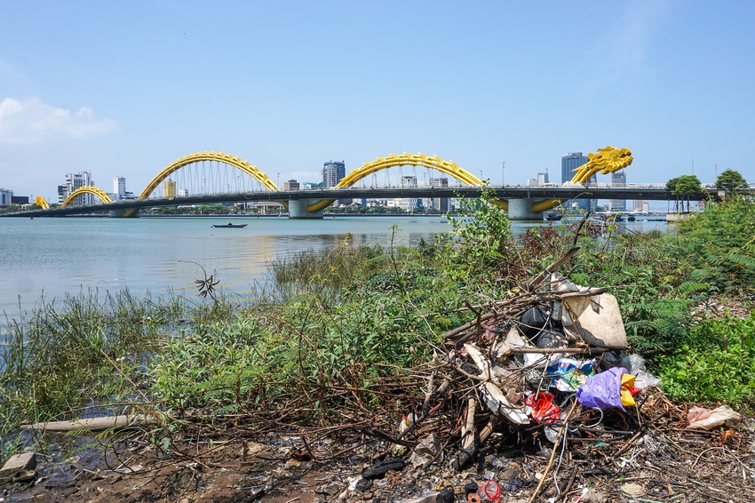 Bờ sông Hàn Đà Nẵng nhếch nhác, ngập ngụa rác thải - Ảnh 14.