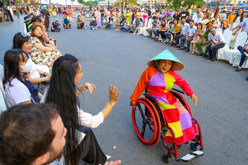 Show áo dài bằng vải vụn do người mẫu khuyết tật trình diễn hưởng ứng Giờ Trái đất tại Hội An - Ảnh 5.