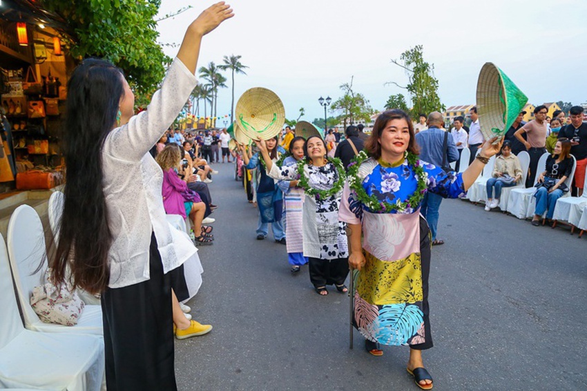 Show áo dài bằng vải vụn do người mẫu khuyết tật trình diễn hưởng ứng Giờ Trái đất tại Hội An - Ảnh 4.