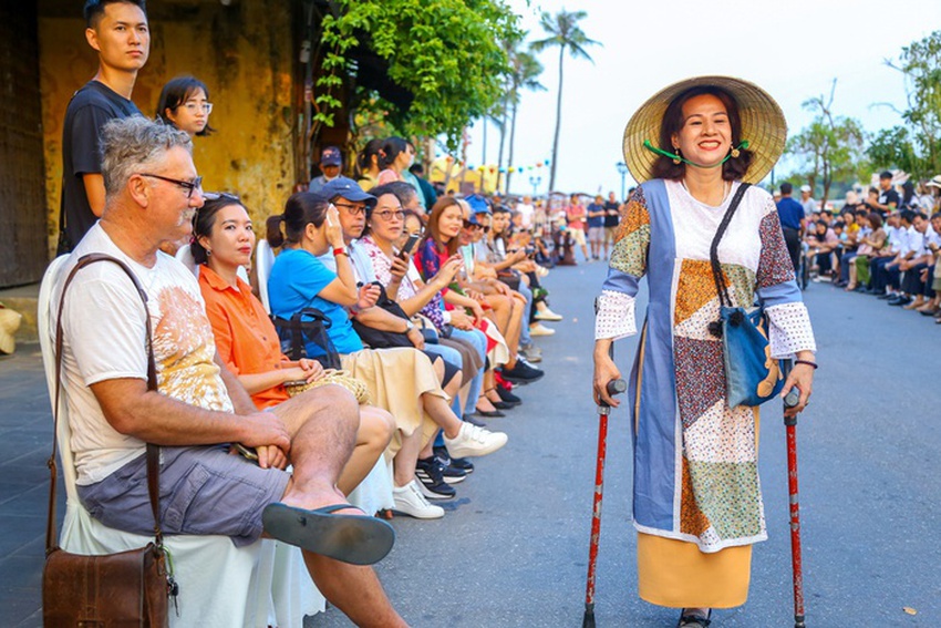 Show áo dài bằng vải vụn do người mẫu khuyết tật trình diễn hưởng ứng Giờ Trái đất tại Hội An - Ảnh 7.