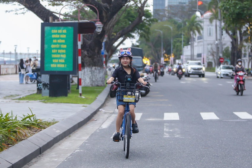 Du khách và giới trẻ thích thú với xe đạp công cộng giá chỉ 5k lần đầu xuất hiện ở Đà Nẵng - Ảnh 10.