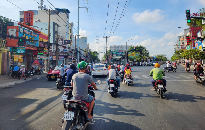 Căn nhà 4 mặt tiền, án ngữ giữa giao lộ gần 10 năm ở TP.HCM - Ảnh 2.