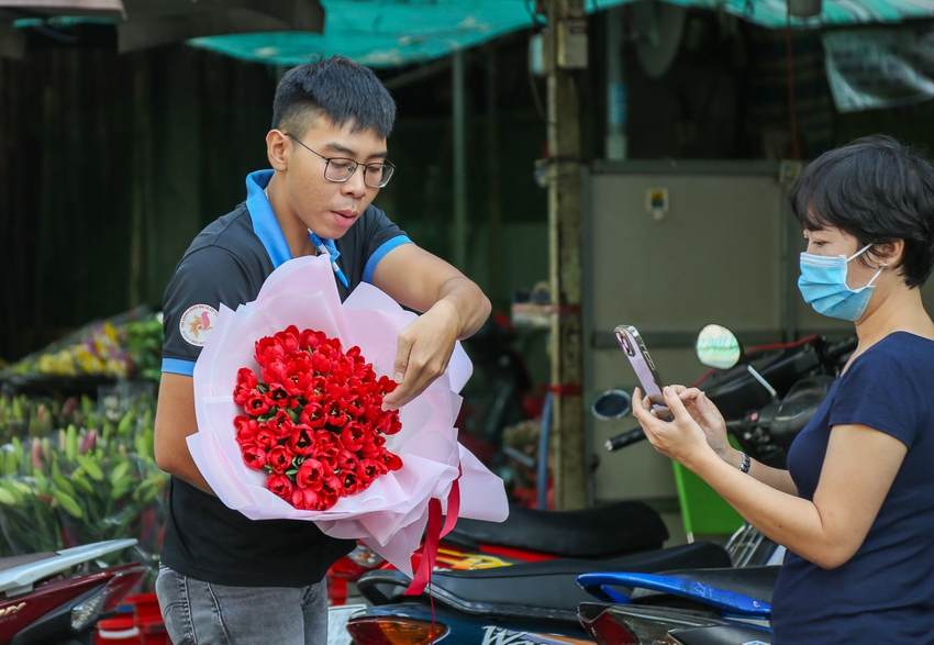 Chợ hoa lớn nhất TP.HCM nườm nượp khách dù giá tăng gấp 4 lần dịp 8/3 - Ảnh 16.