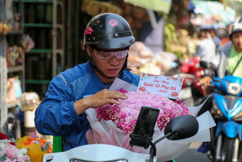 Chợ hoa lớn nhất TP.HCM nườm nượp khách dù giá tăng gấp 4 lần dịp 8/3 - Ảnh 10.