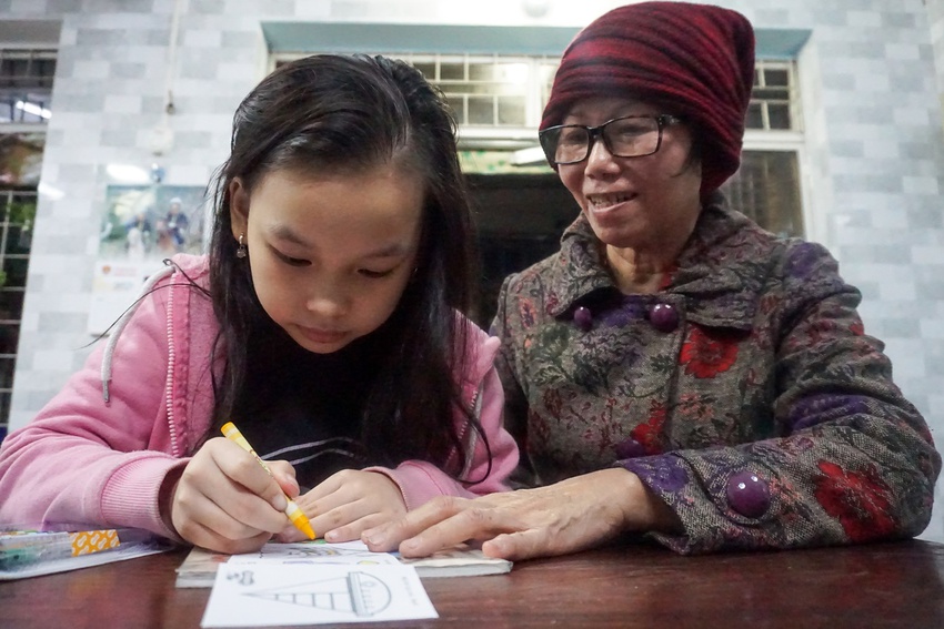 Cô giáo ung thư và em gái mở lớp học miễn phí cho trẻ em nghèo: “Nhiều lúc nằm viện lâu quá, tôi trốn về để được dạy tụi nhỏ” - Ảnh 3.