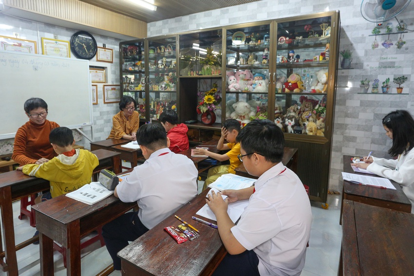 Cô giáo ung thư và em gái mở lớp học miễn phí cho trẻ em nghèo: “Nhiều lúc nằm viện lâu quá, tôi trốn về để được dạy tụi nhỏ” - Ảnh 2.