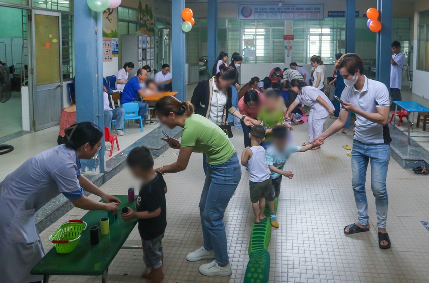 Phía sau ngày hội đặc biệt cho trẻ tự kỷ ở Đà Nẵng: “Nghe con nói được vài tiếng, vợ chồng tôi hạnh phúc lắm…” - Ảnh 1.