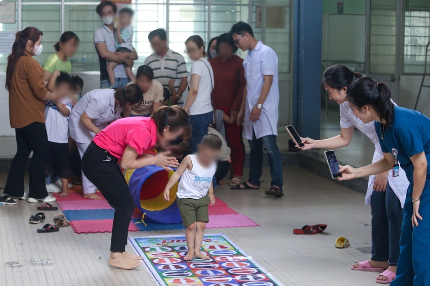 Phía sau ngày hội đặc biệt cho trẻ tự kỷ ở Đà Nẵng: “Nghe con nói được vài tiếng, vợ chồng tôi hạnh phúc lắm…” - Ảnh 6.