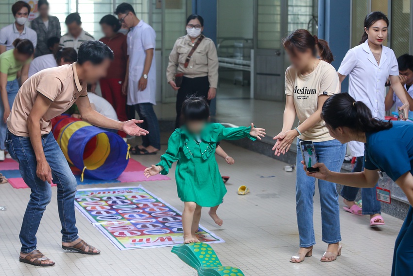 Phía sau ngày hội đặc biệt cho trẻ tự kỷ ở Đà Nẵng: “Nghe con nói được vài tiếng, vợ chồng tôi hạnh phúc lắm…” - Ảnh 8.