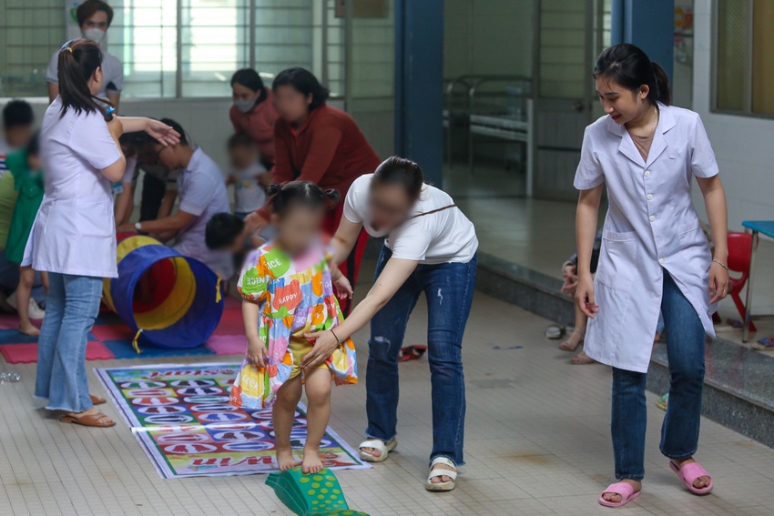 Phía sau ngày hội đặc biệt cho trẻ tự kỷ ở Đà Nẵng: “Nghe con nói được vài tiếng, vợ chồng tôi hạnh phúc lắm…” - Ảnh 10.