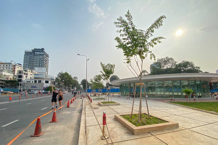 Tháo dỡ rào chắn, du khách sắp được tham quan giếng trời hoa sen nhà ga Bến Thành - Ảnh 7. Tháo dỡ rào chắn, du khách sắp được tham quan giếng trời hoa sen nhà ga Bến Thành - Ảnh 7.