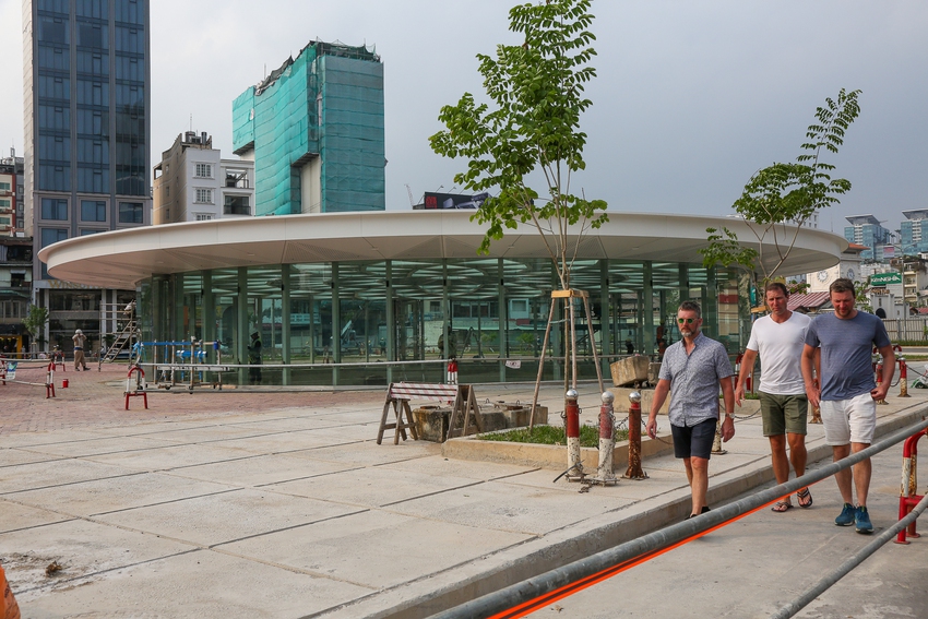 Tháo dỡ rào chắn, du khách sắp được tham quan giếng trời hoa sen nhà ga Bến Thành - Ảnh 6. Tháo dỡ rào chắn, du khách sắp được tham quan giếng trời hoa sen nhà ga Bến Thành - Ảnh 6.