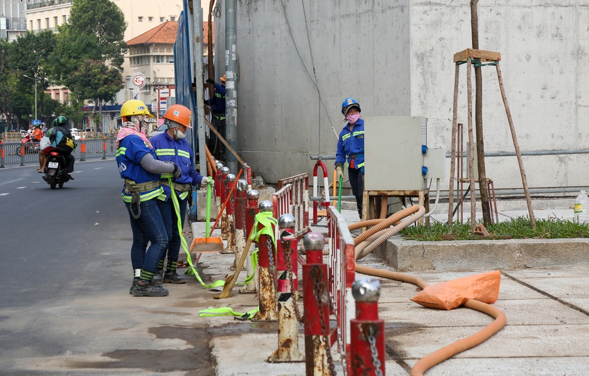 Tháo dỡ rào chắn, du khách sắp được tham quan giếng trời hoa sen nhà ga Bến Thành - Ảnh 3. Tháo dỡ rào chắn, du khách sắp được tham quan giếng trời hoa sen nhà ga Bến Thành - Ảnh 3.