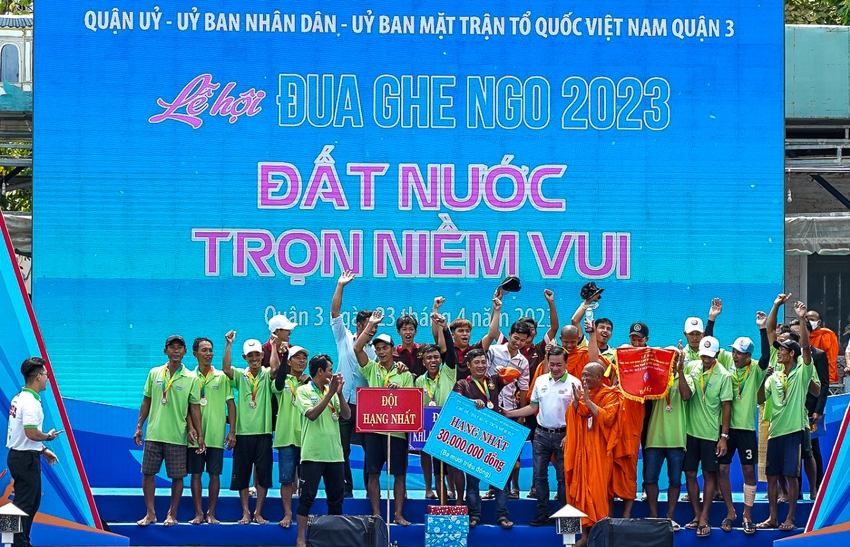 Người dân đứng kín kênh Nhiêu Lộc cổ vũ đua ghe Ngo lần đầu diễn ra ở TP.HCM - Ảnh 15.