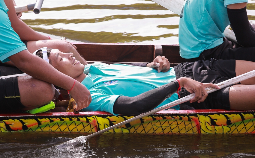 Người dân đứng kín kênh Nhiêu Lộc cổ vũ đua ghe Ngo lần đầu diễn ra ở TP.HCM - Ảnh 14.