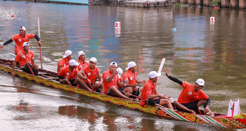 Người dân đứng kín kênh Nhiêu Lộc cổ vũ đua ghe Ngo lần đầu diễn ra ở TP.HCM - Ảnh 13.