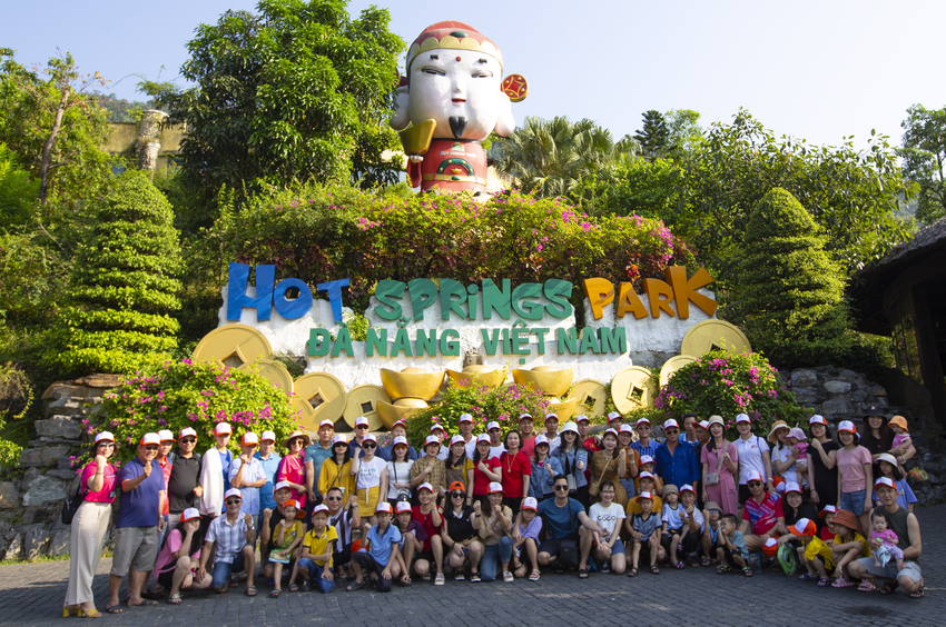Các khu du lịch Đà Nẵng đông đúc khách ngày đầu kỳ nghỉ lễ - Ảnh 2.