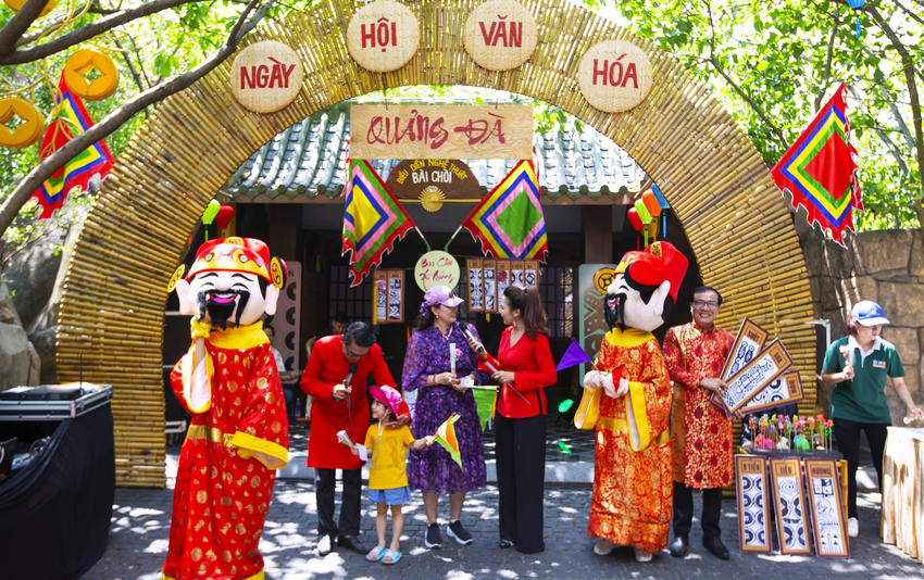 Các khu du lịch Đà Nẵng đông đúc khách ngày đầu kỳ nghỉ lễ - Ảnh 11.