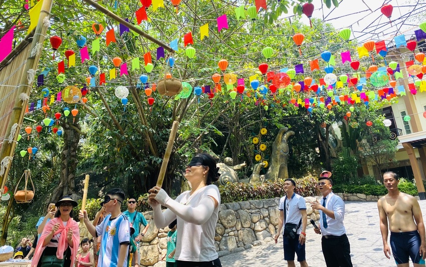 Các khu du lịch Đà Nẵng đông đúc khách ngày đầu kỳ nghỉ lễ - Ảnh 13.
