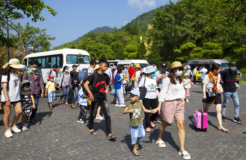 Các khu du lịch Đà Nẵng đông đúc khách ngày đầu kỳ nghỉ lễ - Ảnh 1.