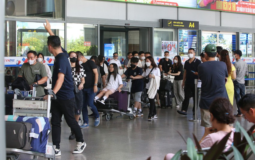 Sân bay Đà Nẵng chật kín du khách ngày đầu nghỉ lễ, tài xế taxi vui như Tết - Ảnh 2.