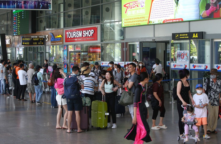 Sân bay Đà Nẵng chật kín du khách ngày đầu nghỉ lễ, tài xế taxi vui như Tết - Ảnh 3.