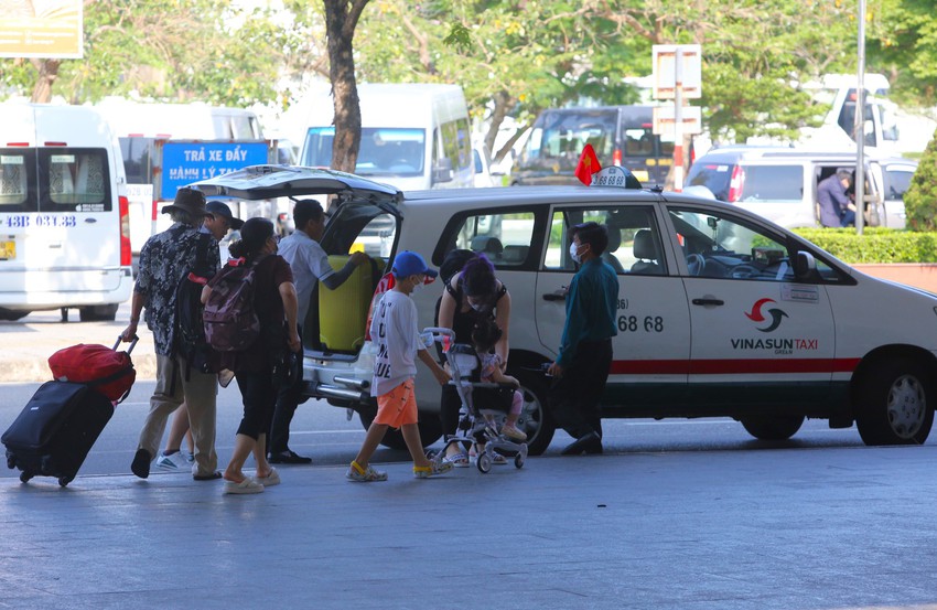 Sân bay Đà Nẵng chật kín du khách ngày đầu nghỉ lễ, tài xế taxi vui như Tết - Ảnh 17.