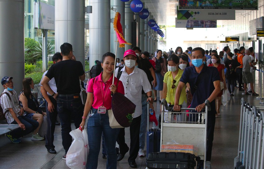 Sân bay Đà Nẵng chật kín du khách ngày đầu nghỉ lễ, tài xế taxi vui như Tết - Ảnh 5.