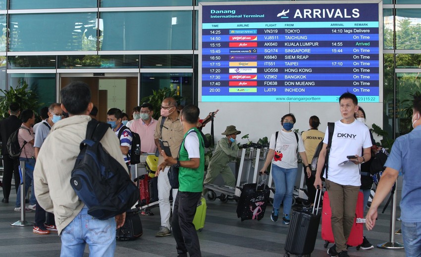 Sân bay Đà Nẵng chật kín du khách ngày đầu nghỉ lễ, tài xế taxi vui như Tết - Ảnh 13.