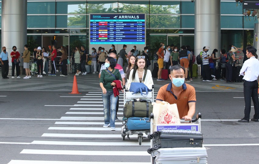 Sân bay Đà Nẵng chật kín du khách ngày đầu nghỉ lễ, tài xế taxi vui như Tết - Ảnh 6.