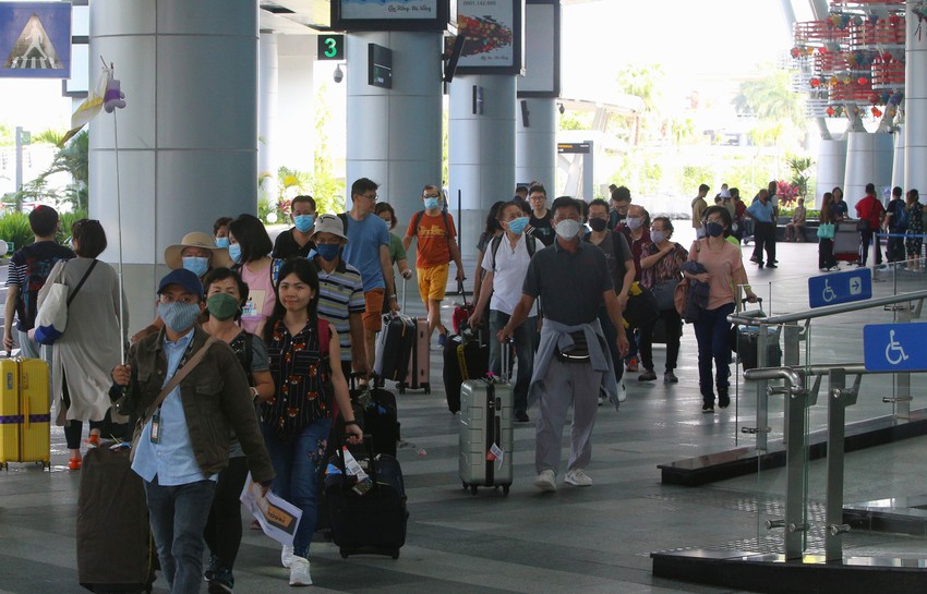 Sân bay Đà Nẵng chật kín du khách ngày đầu nghỉ lễ, tài xế taxi vui như Tết - Ảnh 15.