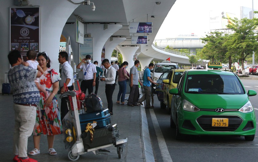 Sân bay Đà Nẵng chật kín du khách ngày đầu nghỉ lễ, tài xế taxi vui như Tết - Ảnh 16.