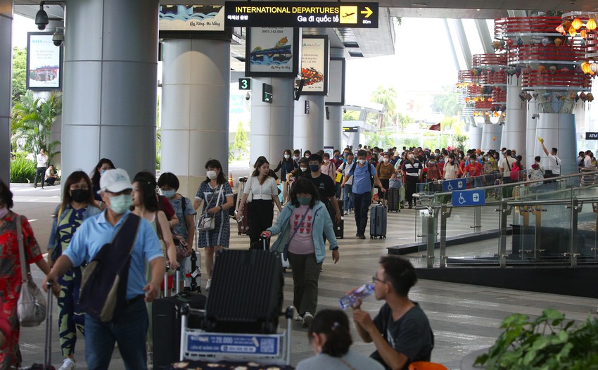 Sân bay Đà Nẵng chật kín du khách ngày đầu nghỉ lễ, tài xế taxi vui như Tết - Ảnh 1.