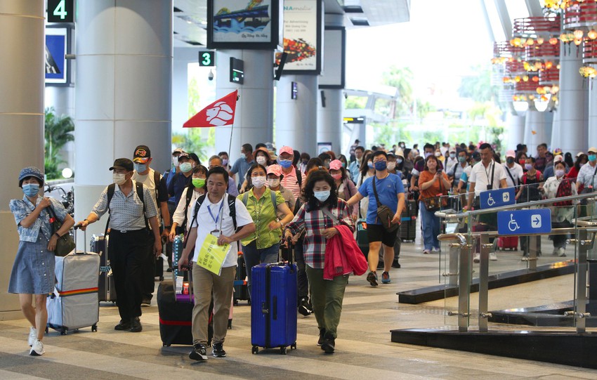 Sân bay Đà Nẵng chật kín du khách ngày đầu nghỉ lễ, tài xế taxi vui như Tết - Ảnh 7.