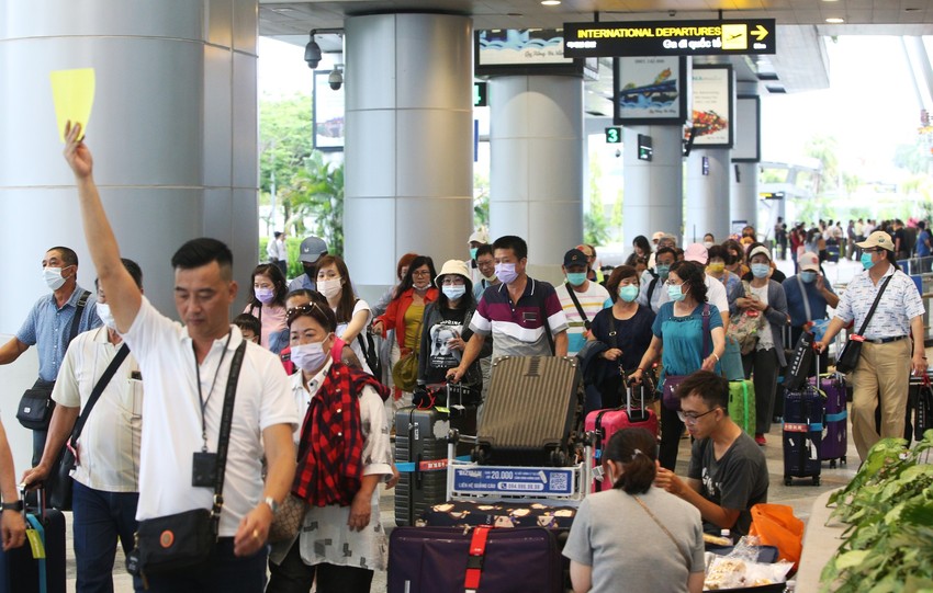 Sân bay Đà Nẵng chật kín du khách ngày đầu nghỉ lễ, tài xế taxi vui như Tết - Ảnh 8.