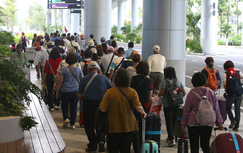 Sân bay Đà Nẵng chật kín du khách ngày đầu nghỉ lễ, tài xế taxi vui như Tết - Ảnh 9.