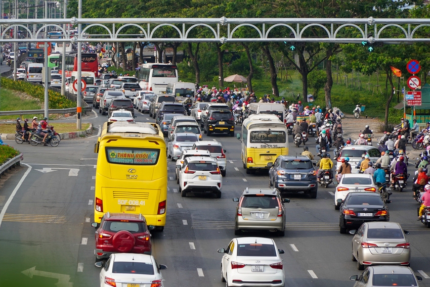 Cửa ngõ Đông và Tây TP.HCM đều tắc nghẽn ngày đầu nghỉ Lễ, người dân được phát nước miễn phí - Ảnh 7.