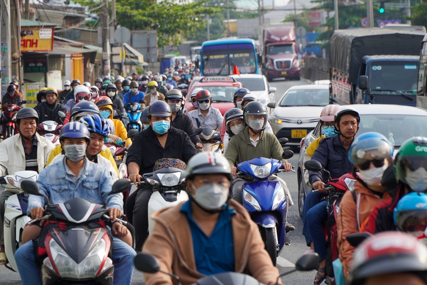 Cửa ngõ Đông và Tây TP.HCM đều tắc nghẽn ngày đầu nghỉ Lễ, người dân được phát nước miễn phí - Ảnh 11.