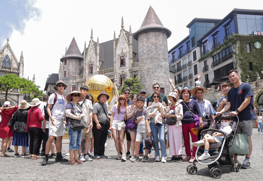 Các khu du lịch Đà Nẵng đông đúc khách ngày đầu kỳ nghỉ lễ - Ảnh 15.