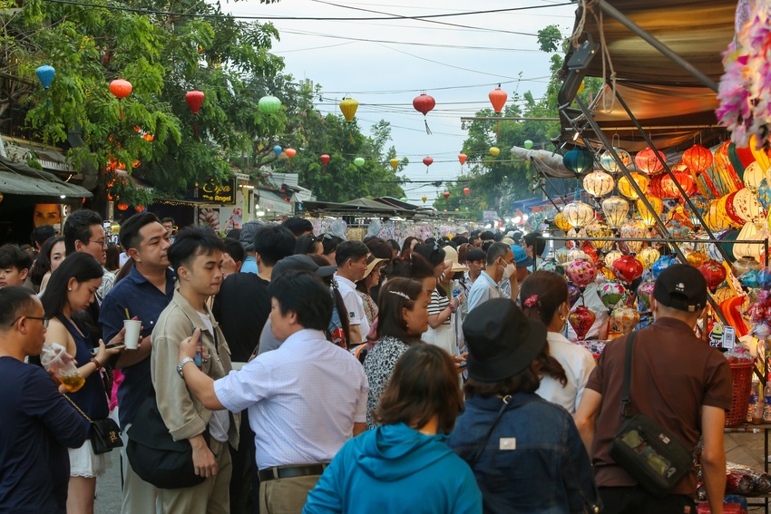 Hàng vạn du khách nhích từng bước một tham quan Hội An dịp nghỉ lễ - Ảnh 6.