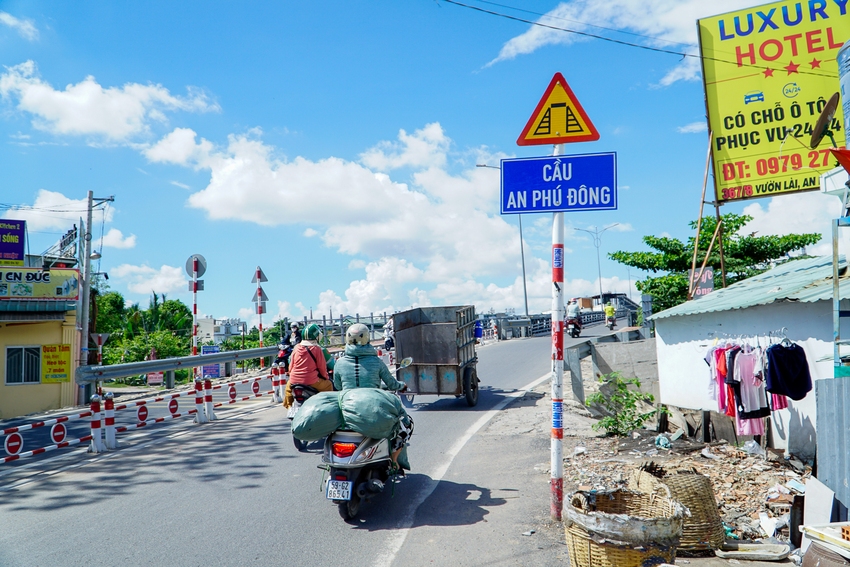 TP.HCM: Nhiều tài xế lúng túng trong ngày đầu cấm ô tô qua cầu An Phú Đông sau sự cố bị sà lan tông - Ảnh 2.