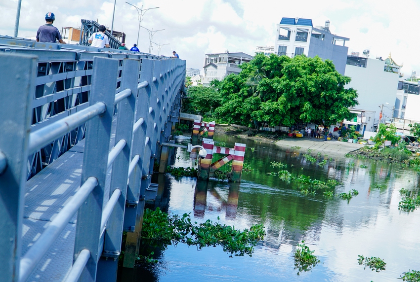 TP.HCM: Nhiều tài xế lúng túng trong ngày đầu cấm ô tô qua cầu An Phú Đông sau sự cố bị sà lan tông - Ảnh 11.