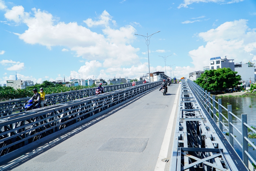 TP.HCM: Nhiều tài xế lúng túng trong ngày đầu cấm ô tô qua cầu An Phú Đông sau sự cố bị sà lan tông - Ảnh 7.