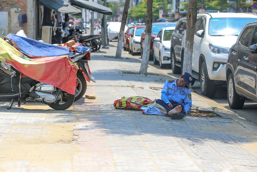 Kiệt sức mưu sinh giữa chảo lửa miền Trung: Vượt ngưỡng 45 độ C nhưng người dân sợ thiếu ăn hơn nắng nóng - Ảnh 12.