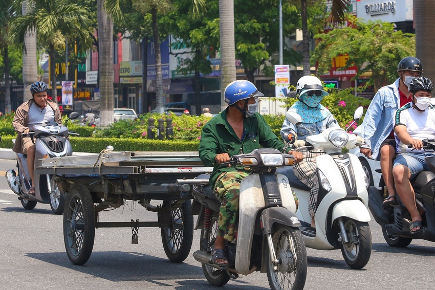 Kiệt sức mưu sinh giữa chảo lửa miền Trung: Vượt ngưỡng 45 độ C nhưng người dân sợ thiếu ăn hơn nắng nóng - Ảnh 9.