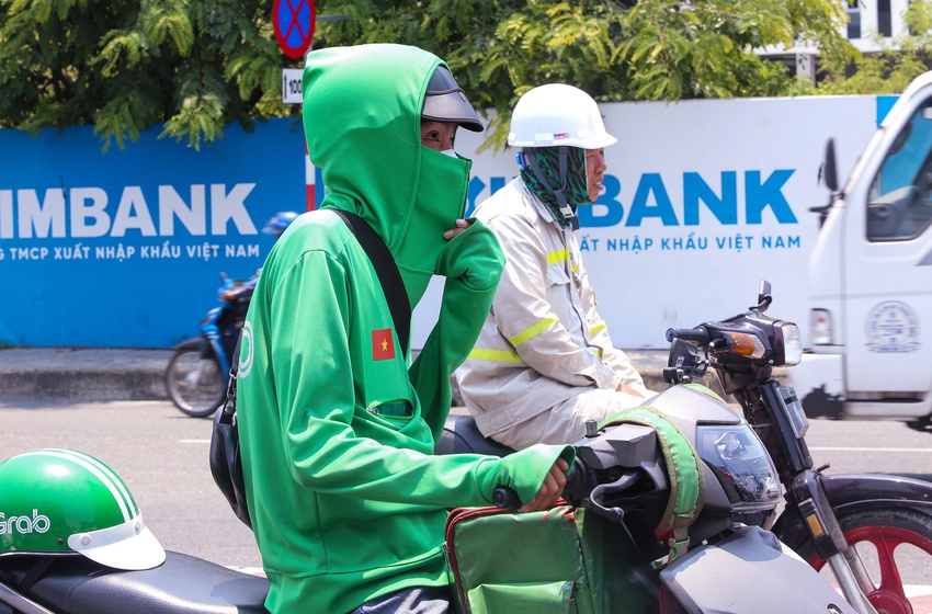 Kiệt sức mưu sinh giữa chảo lửa miền Trung: Vượt ngưỡng 45 độ C nhưng người d&acirc;n sợ thiếu ăn hơn nắng n&oacute;ng - Ảnh 8.