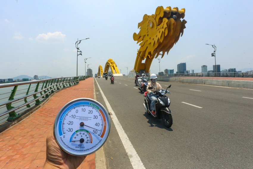 Kiệt sức mưu sinh giữa chảo lửa miền Trung: Vượt ngưỡng 45 độ C nhưng người d&acirc;n sợ thiếu ăn hơn nắng n&oacute;ng - Ảnh 1.
